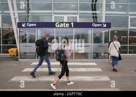 Passagers marchant vers le terminal des arrivées de l'aéroport de Vagar, S¿rv‡gur, Sorvagur, l'île de Vagar, les îles Féroé, Europe. Banque D'Images