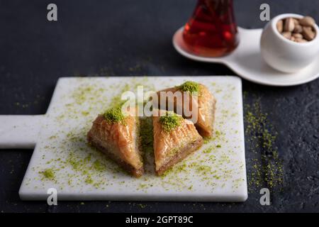 Magasin de baklava. Dessert turc de pistache et de yufka, une assiette de baklava de pistache sur un plateau en marbre Banque D'Images