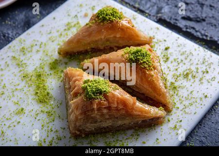 Magasin de baklava. Dessert turc de pistache et de yufka, une assiette de baklava de pistache sur un plateau en marbre Banque D'Images