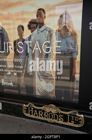 Vitrine avec dernière mode dans le célèbre magasin Harrods à Knightsbridge, Londres, Angleterre, Royaume-Uni Banque D'Images