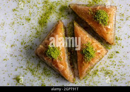 Magasin de baklava. Dessert turc de pistache et de yufka, une assiette de baklava de pistache sur un plateau en marbre Banque D'Images