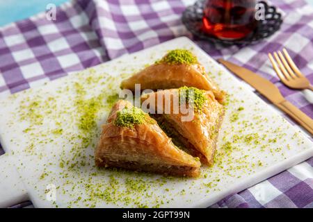 Magasin de baklava. Dessert turc de pistache et de yufka, une assiette de baklava de pistache sur un plateau en marbre Banque D'Images