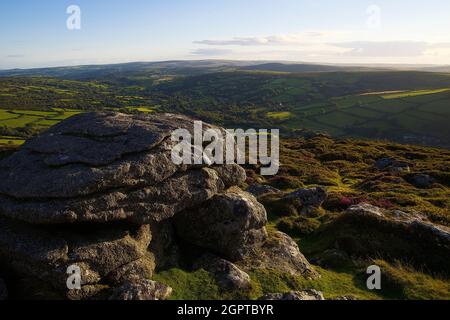 Vue sur les landes, les terres agricoles, le parc national de Dartmoor, Devon, Royaume-Uni Banque D'Images