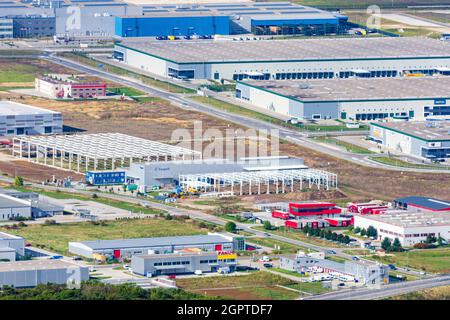 Nitra (Neutra): Zone industrielle, entrepôts, en construction, compagnies de transport en , Slovaquie Banque D'Images