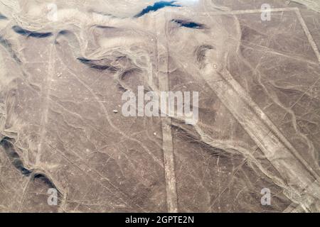 Vue aérienne des géoglyphes près de Nazca - célèbres lignes de Nazca, Pérou. Sur le côté droit, une partie de la figure de baleine est visible. Banque D'Images