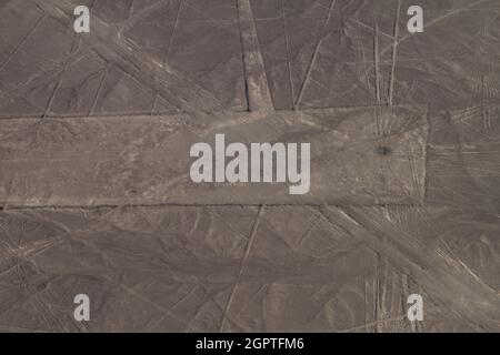 Vue aérienne des géoglyphes près de Nazca - célèbres lignes de Nazca, Pérou. Sur le côté supérieur droit, une partie de la figure Condor est présente. Banque D'Images