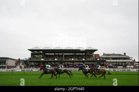 Coureurs et cavaliers sur le premier tour de la Dreamland Bedding Open NH Flat Race à l'hippodrome de Warwick. Date de la photo : jeudi 30 septembre 2021. Banque D'Images