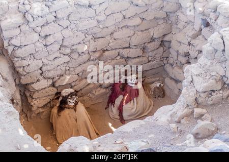 Momies conservées dans un tombeau du cimetière de Chauchilla à Nazca, Pérou Banque D'Images