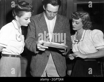 OLIVIA de HAVILLAND Directeur JOHN HUSTON et BETTE DAVIS sur le set Candid pendant le tournage de DANS CETTE VIE 1942 réalisateur JOHN HUSTON roman Ellen Glasgow scénario Howard Koch musique Max Steiner robes Orry-Kelly Warner Bros. Banque D'Images