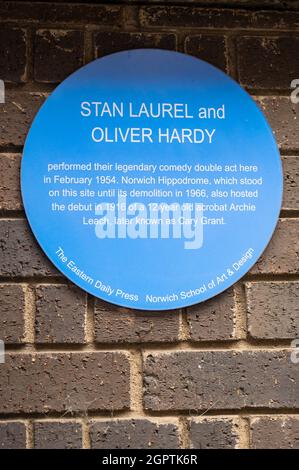 Blue plaque sur la rue Saint Giles Norwich où Laurel et Hardy y ont exécuté double acte a également accueilli Archie Leech plus tard connu sous le nom de Cary Grant Banque D'Images