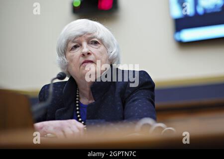 Washington, États-Unis. 30 septembre 2021. Janet Yellen, secrétaire au Trésor des États-Unis, prend la parole lors d'une audience du Comité des services financiers de la Chambre à Washington, DC, le jeudi 30 septembre 2021. Cette semaine, la secrétaire au Trésor a averti dans une lettre aux dirigeants du Congrès que son département sera effectivement à court de liquidités autour du 18 octobre à moins que le Congrès ne suspende ou n'augmente la limite de la dette. Photo de piscine par Al Drago/UPI crédit: UPI/Alay Live News Banque D'Images