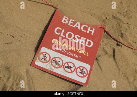 Panneau de plage fermé, risque chimique pollution, danger pour les personnes, déversement toxique côtier, Durban, Afrique du Sud, communication publique, alerte sanitaire, maladie Banque D'Images