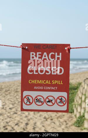 Plage panneau fermé, pollution chimique toxique de la mer, Durban, Afrique du Sud, déversement dangereux, danger pour la santé humaine, inapte à l'utilisation, catastrophe écologique Banque D'Images