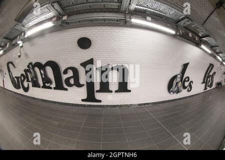 LA STATION DE MÉTRO SAINT GERMAIN DES PRES REND HOMMAGE À SES ARTISTES À PARIS Banque D'Images