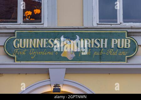 Novi Sad, Serbie - 21 septembre 2021: Premier Guinness Pub irlandais Red Cow en Voïvodine. Banque D'Images