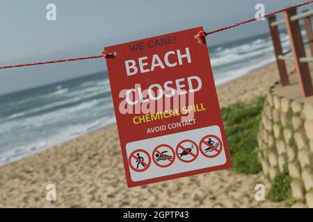 Plage panneau fermé, pollution chimique toxique de la mer, Durban, Afrique du Sud, déversement dangereux, danger pour la santé humaine, inapte à l'utilisation, catastrophe écologique Banque D'Images