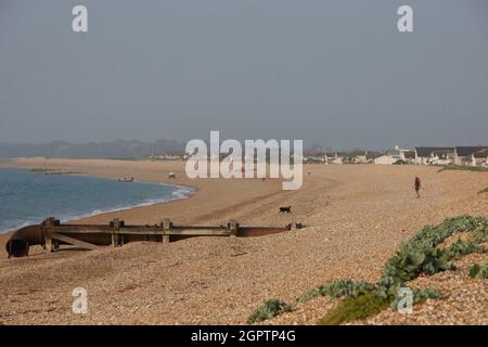 Scène de plage sur la plage d'Aldwick tôt un dimanche matin à l'été 2021. Banque D'Images