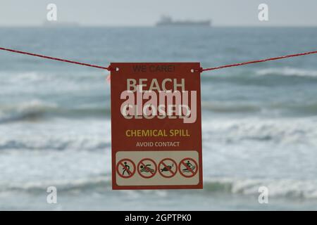 Plage panneau fermé, pollution chimique toxique de la mer, Durban, Afrique du Sud, déversement dangereux, danger pour la santé humaine, inapte à l'utilisation, catastrophe écologique Banque D'Images