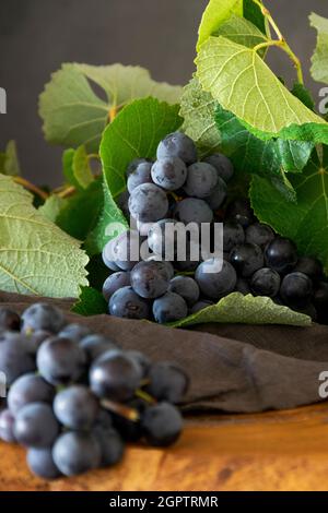 Grappes de raisins sur la table Banque D'Images