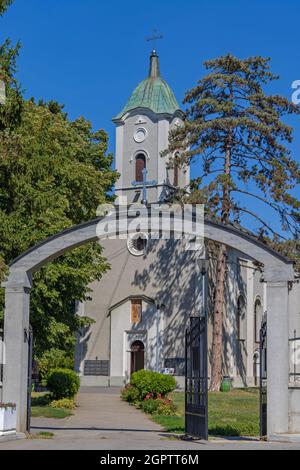 Belgrade, Serbie - 11 septembre 2021 : les Saints Apôtres Pierre et Paul Église orthodoxe de Vinca. Banque D'Images