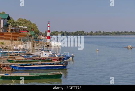 Belgrade, Serbie - 11 septembre 2021 : petit phare et bateaux amarrés au Danube près de Vinca. Banque D'Images