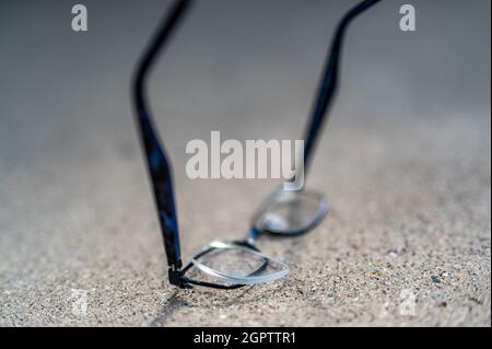 Mise au point sélective sur les lunettes endommagées dont la lentille est rayée est sortie Banque D'Images