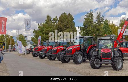 Novi Sad, Serbie - 21 septembre 2021 : nouveaux tracteurs Massey Ferguson au salon agricole Expo. Banque D'Images