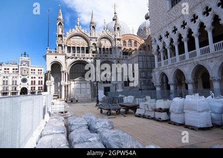 Les travaux de défense de la basilique Saint-Marc contre la marée haute avec l'utilisation d'une barrière de verre ont commencé à Venise, Italie, le 30 septembre 2021.(MVS) Banque D'Images