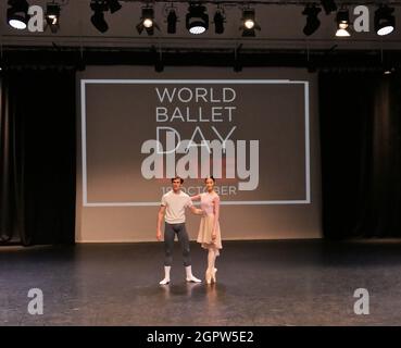 Avec la participation de près de 50 entreprises internationales, la célébration de cette année sera la plus importante à ce jour, offrant un accès unique en coulisses aux plus grandes stars et aux artistes émergents du ballet. La gamme comprend neuf entreprises qui se joignent pour la première fois, en plus du Ballet américain de retour, du Ballet de Paris, du Ballet national du Japon et du Ballet de la ville du Cap. Lors d'une première Journée mondiale du ballet, les entreprises participantes encourageront les publics à participer au défi Jump for Joy. Pour une chance d'être présenté le jour, les spectateurs seront invités à partager une vidéo ... Banque D'Images