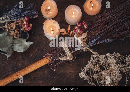 Balai en besom de bricolage décoré pour la fête de Samhain. Balai fait à la main sur une table en bois sombre Banque D'Images