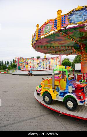 POZNAN, POLOGNE - 24 juillet 2017 : un carrousel coloré à une foire dans la région de Franowo. Banque D'Images