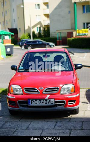 POZNAN, POLOGNE - 15 juillet 2017 : devant une voiture Nissan Micra rouge garée dans le quartier de Stare Zegrze Banque D'Images