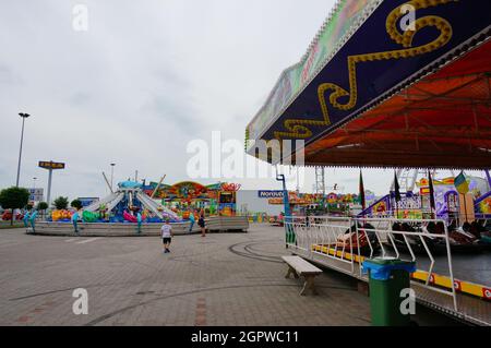 POZNAN, POLOGNE - 24 juillet 2017 : une attraction de bump car dans une foire de la région de Franowo. Banque D'Images