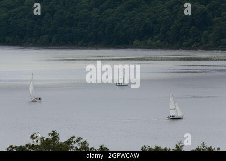 voiliers sur le fleuve Hudson vue de dessus les arbres dans fort Tryon Park dans le nord de Manhattan, New York Banque D'Images