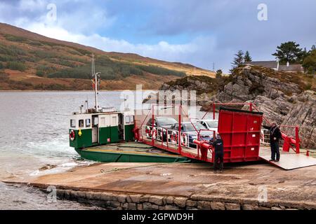 GLENELG KYLE RHEA SCOTLAND TRAVERSIER GLENACHULISH ABAISSANT LES RAMPES DE LA CALE DE GLENELG À LA FIN DE L'ÉTÉ Banque D'Images