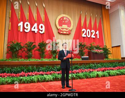 Pékin, Chine. 30 septembre 2021. Le vice-premier ministre chinois Han Zheng, également membre du Comité permanent du Bureau politique du Comité central du Parti communiste de Chine, Préside une réception organisée par le Conseil d'Etat pour célébrer le 72e anniversaire de la fondation de la République populaire de Chine au Grand Hall du peuple de Beijing, capitale de la Chine, le 30 septembre 2021. Crédit: XIE Huanchi/Xinhua/Alay Live News Banque D'Images