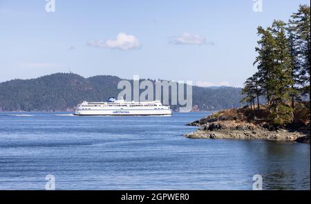 BC Ferries passant par les rives rocheuses des îles Gulf Banque D'Images