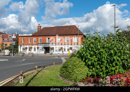 YE Olde White Hart Pub dans le centre-ville de Frimley, Surrey, Angleterre, Royaume-Uni, le jour ensoleillé de septembre Banque D'Images