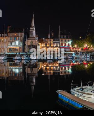 Honfleur, France - 4 août 2021 : Honfleur de nuit, commune française du département du Calvados et célèbre station touristique de Normandie. Surtout kn Banque D'Images