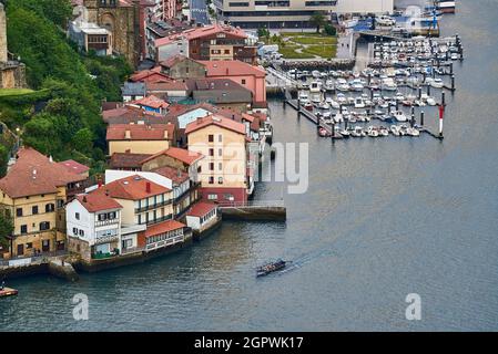 Vue sur le village de pêcheurs avec son front de mer et ses bateaux à Pasai Donibane, Gipuzkoa, pays basque, Espagne Banque D'Images