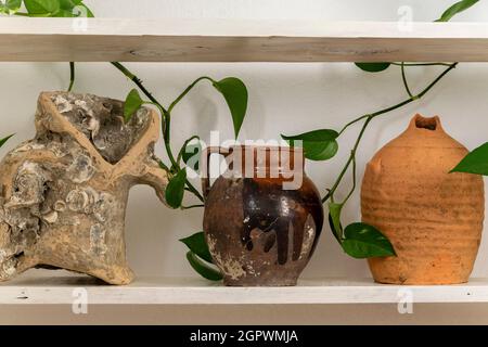 Vases anciens en céramique sur une étagère en bois. Design intérieur Banque D'Images