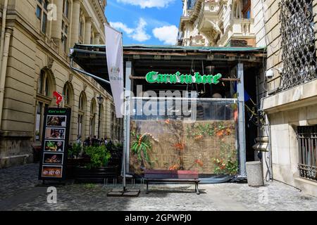 Bucarest, Roumanie - 6 mai 2021 : restaurant traditionnel roumain Carul cu Bere, rue Lipscani (Strada Lipscani), dans le centre historique (Centrul Banque D'Images