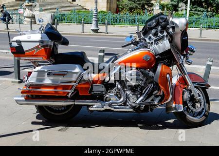 Bucarest, Roumanie - 6 mai 2021 : Harley Davidson Classic Motorcycle garée dans une rue par un beau jour de printemps Banque D'Images