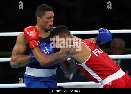 Photo du dossier datée du 21-08-2016 de Joe Joyce, en Grande-Bretagne, en action contre Tony Yoka, en France, lors de la finale du poids Super Heavey des hommes au Riocentro le seizième jour des Jeux Olympiques de Rio, au Brésil. Date d'émission : jeudi 30 septembre 2021. Banque D'Images