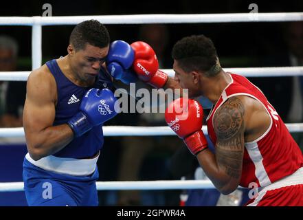 Photo du dossier datée du 21-08-2016 de Joe Joyce, en Grande-Bretagne, en action contre Tony Yoka, en France, lors de la finale du poids Super Heavey des hommes au Riocentro le seizième jour des Jeux Olympiques de Rio, au Brésil. Date d'émission : jeudi 30 septembre 2021. Banque D'Images