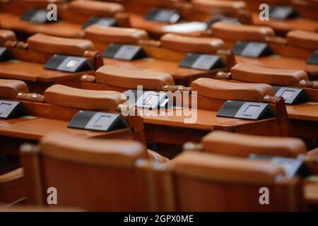 Bucarest, Roumanie - 30 septembre 2021 : sièges vides à la Chambre des députés roumaine à l'intérieur du Palais du Parlement. Banque D'Images