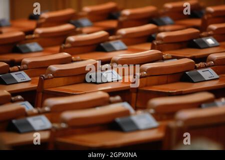 Bucarest, Roumanie - 30 septembre 2021 : sièges vides à la Chambre des députés roumaine à l'intérieur du Palais du Parlement. Banque D'Images