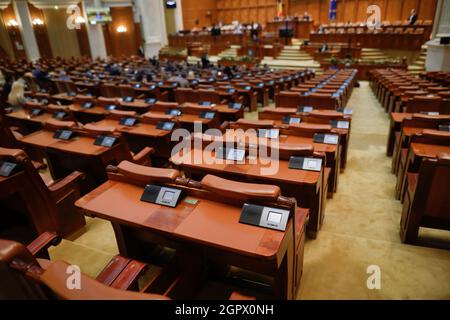 Bucarest, Roumanie - 30 septembre 2021 : sièges vides à la Chambre des députés roumaine à l'intérieur du Palais du Parlement. Banque D'Images