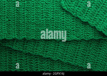 tissu en laine tricoté abstrait, couleur verte texture de fond tissée, toile de fond pliée ou papier peint en gros plan Banque D'Images