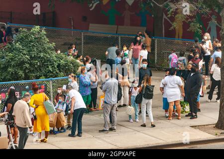 Les parents et les élèves font la queue à l'extérieur de la PS33 à Chelsea, à New York, le premier jour de l'école, le lundi 13 septembre 2021. La ville de New York n'a prescrit aucune option à distance cette année scolaire en instituant des précautions pour empêcher la propagation de COVID-19 dans la salle de classe. (© Richard B. Levine) Banque D'Images